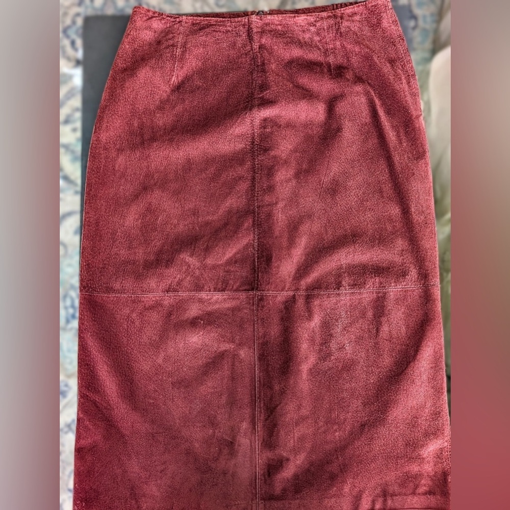ColdWater Creek Suede Skirt Medium
Size Petite Maroon/Deep Red Zip Back